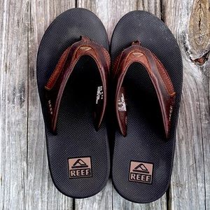Mens size 10 reef flip flops